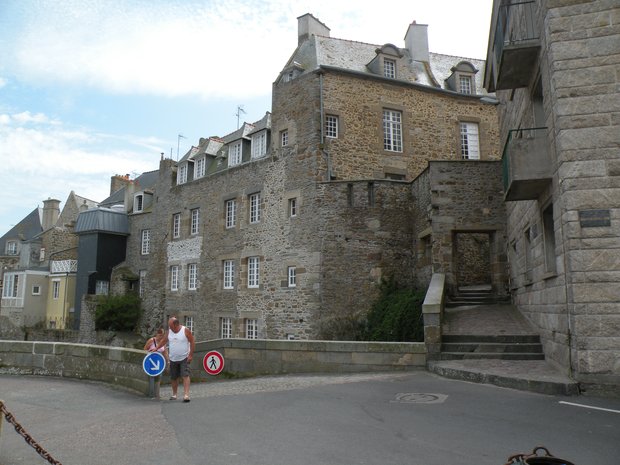  bel immeuble le long des remparts